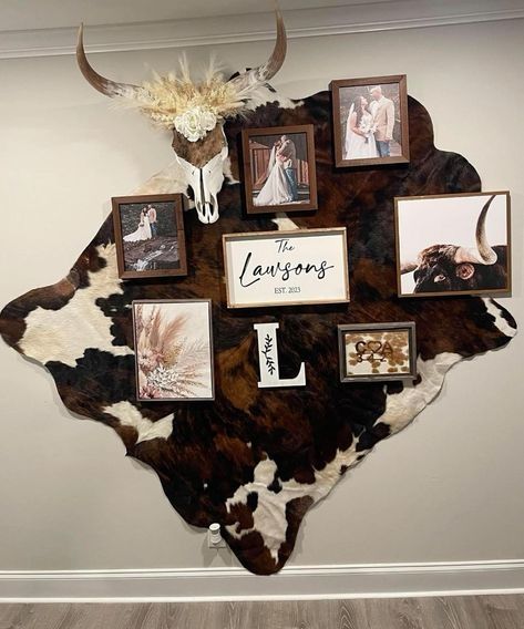 Rustic Western Home Decor Living Room Fireplaces, Western Office Desk Decor Ideas, Ranch Style Bathroom Decor, Cow Head Wall Decor, Living Room Wall Decor Ideas Farmhouse Hobby Lobby, Neutral Bedroom With Pop Of Color Boho, Cow Skull Living Room, Cowhide With Pictures On Wall, Western Wall Collage Decor