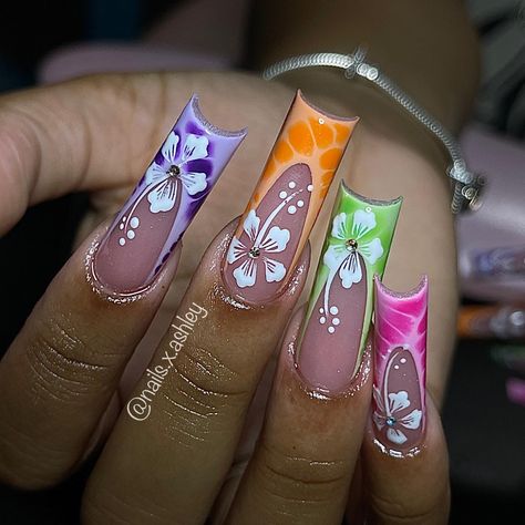 Flower Themed Acrylic Nails, Hand Art Nails, Long Nails Nail Art, Nails Different Hands, Design Cool Ongles, Dope Nails Summer, Nails Ideas Medium, Tropical Nails Acrylic, Cute Nail Sets