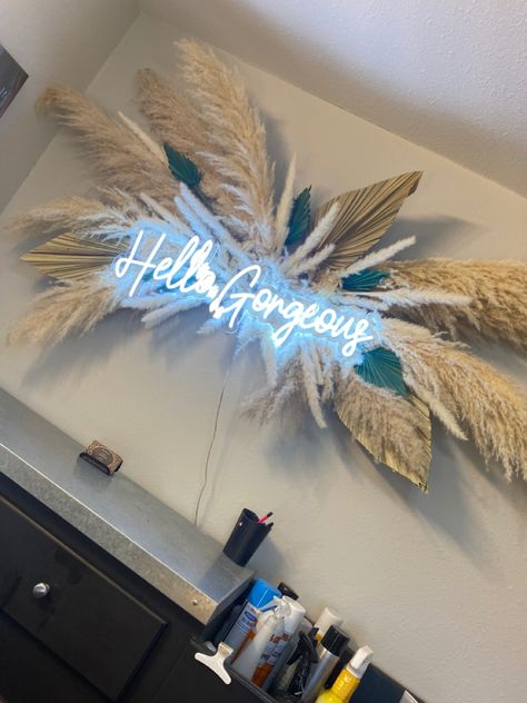 Wall Feather Decor, Natural Salon Decor Interior Design, Feather Wall Design, Eyebrow Salon Decor, Pompass Grass Wall Decoration, Feather Room Decor, Boho Chic Salon, Pampas Grass Wall Decor, Pampas Wall Decor