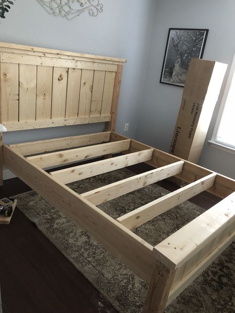 Diy Twin Bed Frame, Diy Twin Bed, Farmhouse Headboard, Bed Frame With Headboard, Diy Bed Frame, Casa Vintage, Farmhouse Bedding, Twin Bed Frame, Diy Headboard