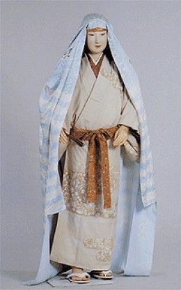 An example of a classy Muromachi Period lady, wearing a katsugu on her head and a patterned narrow obi. Kamakura Period Clothing, Sengoku Period Clothing, Muromachi Period Clothing, Kofun Period, Traditional Clothing Around The World, Muromachi Period, Sengoku Period, Kamakura Period, Japanese Costume