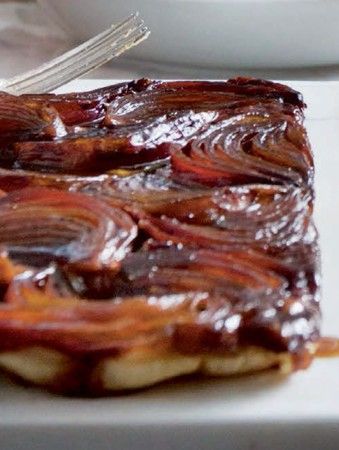 RECIPE - Red Onion Tart Tatin Savoury Tart, Tart Tatin, Cleaning Baking Sheets, Pastry Puff, Onion Tart, Clean Baking, Vegetarian Entrees, Savory Tart, Puff Pastry Recipes