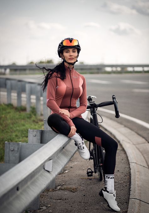 Outdoor Cycling Aesthetic, Girl Cycling Aesthetic, Cycling Photography Women, Cycling Outfit Women, Woman Cycling Outfit, Mountain Biking Outfit, Bike Woman, Road Bike Girl, Woman Cycling