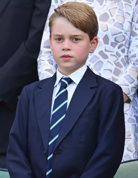 The Duke And Duchess Of Cambridge Attend The Wimbledon Men's Singles Final British Line Of Succession, Royal Line Of Succession, Prinz George, Prince William Et Kate, Kate Middleton News, Princesa Charlotte, Old Prince, Prince George Alexander Louis, George Alexander Louis