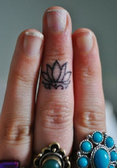 Om Lotus Tattoo, Jewerly Tattoo, Girl Finger Tattoos, Tato 3d, Lotusblume Tattoo, Tiny Finger Tattoos, Lotus Flower Tattoo Design, Lotus Tattoo Design, Tato Henna