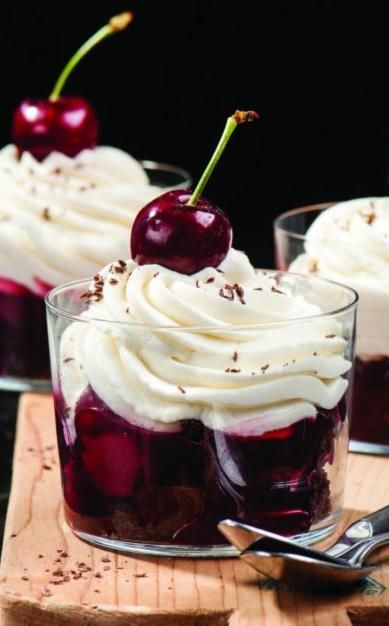 Black Forest Cheesecake Shooters for Shavuot! Black Forest Dessert, Forest Dessert, Shavuot Recipes, Perfect Cheesecake Recipe, Cheesecake Shooters, Black Forest Cheesecake, Dessert Shooters, Mini Bundt, Cheesecake Cups