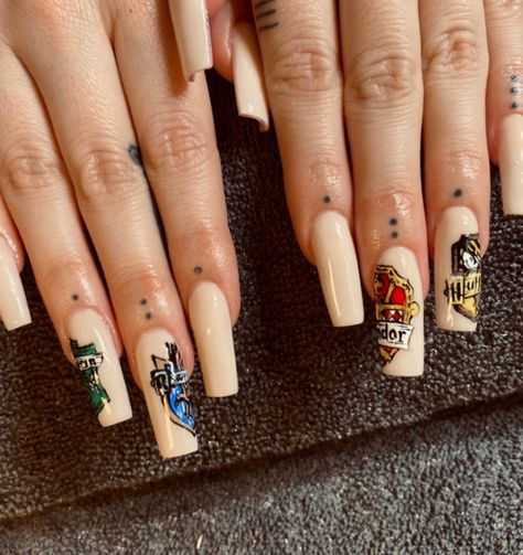 Gryffindor Nails Harry Potter, Harry Potter Nails Designs Gryffindor, Harry Potter Acrylic Nails Gryffindor, Gel Nails Harry Potter, Hogwarts Nails, Hufflepuff Nails, Harry Potter Bails, Harry Potter Nails Designs, Potter Nails