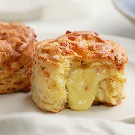 Savoury Scones Recipe, Self Raising Flour Recipe, Cheese Scones Recipe, Cheesy Scones, Savoury Scones, Cooking Tips And Tricks, Cheesy Biscuit, Scones Recipe Easy, Orange Scones