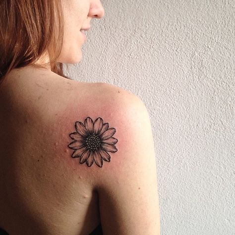 Daisy / Sunflower black outline tattoo Sunflower Head Tattoo, Daisy Tattoos, Sunflower Tattoo Simple, Sunflower Tattoo Sleeve, Sunflower Tattoo Shoulder, Tattoo Placements, Sunflower Head, Chic Tattoo, Head Tattoo