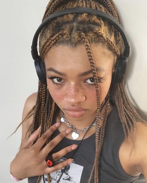 Goldensoleil on insta <3 Music Collection, Listen To Music, To Listen, Box Braids, Headphones, Braids, Tablet, Track, Tumblr