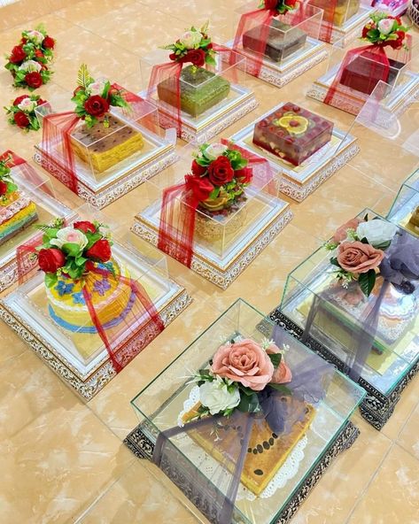 Dalam beberapa tradisi adat yang ada di Indonesia, pemberian hantaran berupa makanan atau kue-kue tradisional merupakan hal yang wajib dan sudah menjadi tradisi. Tak jarang berbagai hal-hal penting terkait perencanaan pernikahan pun mulai dibicarakan, termasuk penentuan besaran mahar yang akan diberikan, hingga tanggal pernikahan. Kue Hantaran Lamaran, Dulang Hantaran Tunang Simple Perempuan, Hidden Dulang Hantaran, Traditional Cakes, The Wedding Date, Wedding Food, Traditional Dresses, Indonesia, Wedding Planning