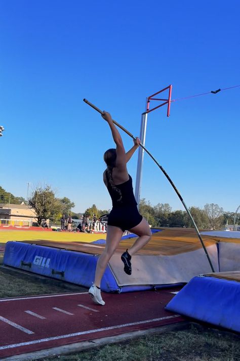 Track And Field Pole Vault, Pole Vaulting Aesthetic, Pole Vault Aesthetic, Athletics Track Aesthetic, Track Szn, Track Senior Pictures, Pole Vaulting, Athletics Track, Running Track