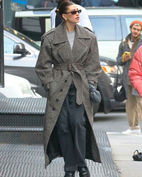 Tweed Coat Outfit, Tweed Trench Coat, Cute Overall Outfits, Cold Outfit, Preppy Girl, Jenner Outfits, Fashion Aesthetics, Estilo Chic, Celebrity Outfits