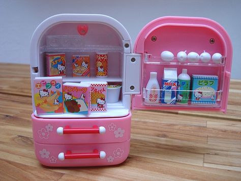 Hello Kitty Fridge | Flickr - Photo Sharing! Toy Fridge, Hello Kitty Kitchen, Images Hello Kitty, Hello Kitty Toys, Charmmy Kitty, Kawaii Toys, Cute Cottage, Tanah Liat, Hello Kitty My Melody