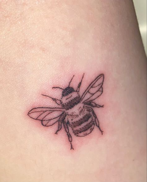 Women’s Patchwork Arm Tattoos, Bee Tattoo Shoulder, Carpenter Bee Tattoo, Cool Bee Tattoo, Small Bee Tattoo, Smiley Face Tattoo, Daffodil Tattoo, Tattoos For Women Flowers, Tattoo Now