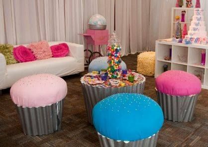 Cupcake poof Cupcake Chair, Deco Spa, Candy Room, Cupcake Carrier, Bakery Decor, Cute Cupcake, Cupcake Shops, Bakery Design, Bakery Shop