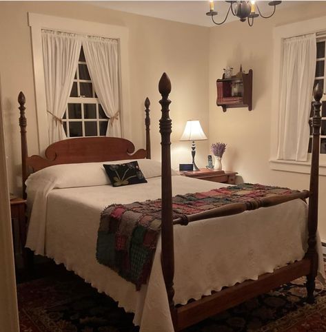 Early American Home Decor, Colonial Bedroom Ideas, Primitive Bedroom Decor, Primitive Bedroom Ideas, Colonial Style Bedroom, Primitive Country Bedrooms, Prim Bedrooms, Early American Decorating, Colonial Bedrooms