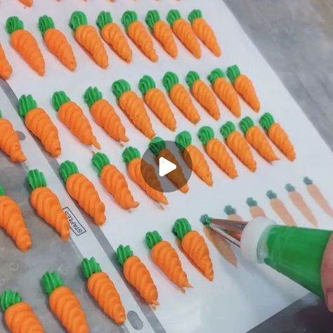 Carrot Cupcakes Decoration Ideas, Carrot Frosting Design, Carrot Cake Icing Decoration, Buttercream Carrot Decoration, Carrot Icing Decoration, Square Carrot Cake Decoration, Cake Carrot Decoration, Carrot Birthday Cake For Men, Carrot Cake Garnish Ideas