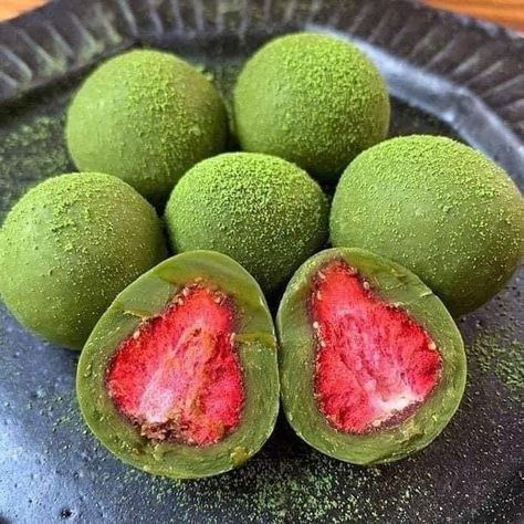 Strawberry Mochi, Matcha Cafe, Japanese Dessert, Japanese Snacks, Asian Desserts, Strawberry Desserts, Fruit Drinks, Birthday Food, Kawaii Food