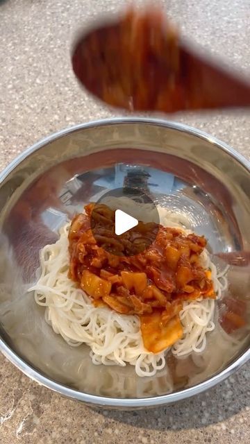 bà nội 👵🏻 | Asian Food Recipes on Instagram: "Kimchi cold noodles >

🎥: @logansfewd 

#kimchi #coldnoodles #asiancooking #recipeoftheday #korearecipes" Kimchi Noodle Recipe, Kimchi Pasta, Kimchi Noodles, Asian Food Recipes, Pasta Ideas, Ground Beef Pasta, Noodle Recipes Easy, Cold Noodles, Beef Pasta