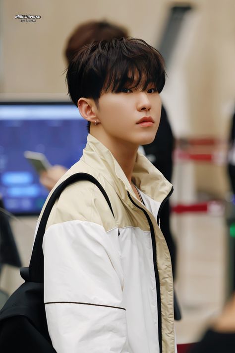 Seventeen Leader, Carat Seventeen, Hoshi Seventeen, Seventeen Wallpapers, Airport Fashion, Pledis Entertainment, Comedians, Seventeen