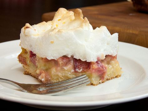 {Rhubarb Meringue Bars} A shortbread crust topped with a sweet & tangy rhubarb custard, finished off with pillowy meringue on top. Rhubarb Squares, Meringue Bars, Rhubarb Custard Bars, Custard Bars, Rhubarb Desserts Recipes, Rhubarb Meringue, Meringue Dessert, Rhubarb Bars, Rhubarb Custard