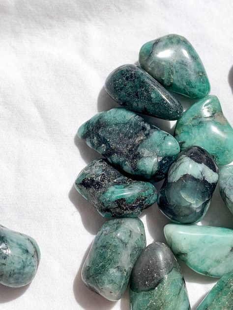 Renewal Aesthetic, Light Academia Aesthetic, Emerald Crystal, Crystal Aesthetic, Spiritual Crystals, Crystal Energy, Pretty Rocks, Cool Rocks, Brass Decor