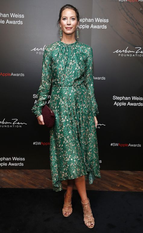 CHRISTY TURLINGTON Lady Lawyer, Sewing Dress, Red Carpet Outfits, Christy Turlington, Green Floral Dress, Elegantes Outfit, Mode Inspo, 가을 패션, Celebrity Dresses