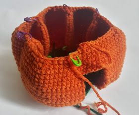 The Lazy Hobbyhopper: Pumpkin house with witch hat roof - free crochet pattern Crochet Pumpkin House Free Pattern, Wich Hat, Spiral Crochet Pattern, Crochet Pumpkin Hat, Tea Cosy Crochet, House Crochet, Valentine Crochet, Crochet Fall Decor, Pumpkin Bag