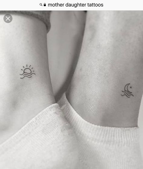 Mum And Daughter Tattoo, Tattoo Main, Tattoo Sonne, Wörter Tattoos, Grandma Granddaughter, Mum Tattoo, Maching Tattoos, Mom Daughter Tattoos, Twin Tattoos