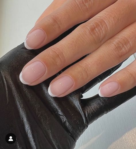 French Manicure On Round Nails, French Manicure Short Oval, Short Shellac French Nails, Minimal French Manicure, French Nails Oval Short, Short Oval Manicure, Short Round Acrylic Nails French Tip, Biab Nails Oval, Dainty French Manicure