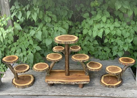 Pie Stand, Wooden Rounds, Rustic Cupcakes, Decoration Buffet, Cupcake Stand Wedding, Lumberjack Party, Cake And Cupcake Stand, Viking Wedding, Rustic Cake