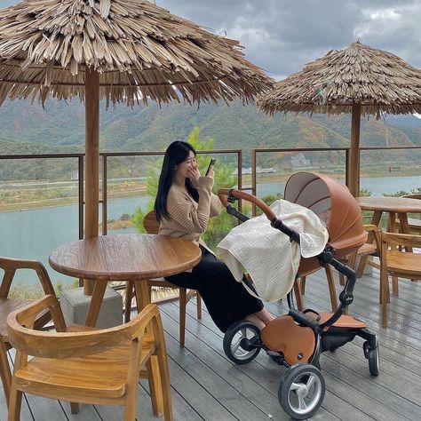 Spotted @jaedd0e_ with our iconic mima xari in camel 🤎 #sharemymima #minakids #mimaxari #mima #stroller #mimastroller Mima Stroller, Mima Xari, Luxury Stroller, Pregnancy Journey, Stylish Kids, Insta Travel, New Moms, Baby Shop, Stroller