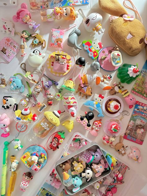 Birthday Gifts For Artistic Friend, Cute Trinkets Aesthetic, Sanrio Trinkets, Trinkets Aesthetic, Kawaii Trinkets, Trinket Collection, Heisei Retro, Calico Critters Families, Cute Snacks