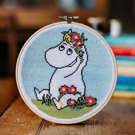 Moomin Cross Stitch Kit Snorkmaiden Flower Arranging - Etsy UK Moomin Cross Stitch, Cross Stitch Nature, Cross Stitch Hoop, Random Crafts, Do What You Like, Small Wreaths, Needle Felting Kits, Stitch Ideas, Flower Arranging