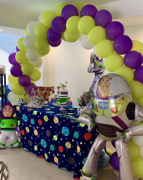 Para todos los amantes de este simpático astronauta te comparto las mejores ideas de como decorar una fiesta temática de Buzz. #FiestaBuzzLightyear #DecoracionBuzzLightyear Buzz Lightyear Treat Table, Buzz Light Year Pinata, Buzz Lightyear Party Decorations Diy, To Infinithree And Beyond Birthday, Buz Light Year Birthday Ideas, Buzz Lightyear 2nd Birthday Party, Buzz Lightyear Theme Party, Buzz Lightyear Birthday Party Decor, Buzzlight Year Birthday Theme