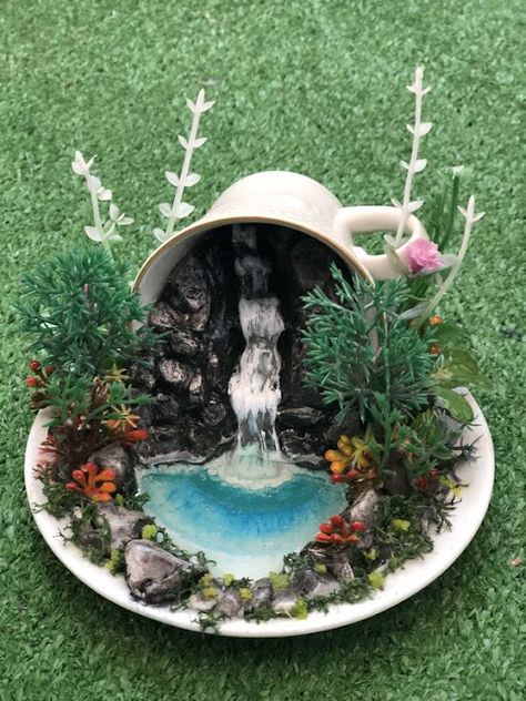 Diy Tea Pot Crafts, Teacup Fairy House, Minature Gardens Fairy, Teacup Upcycle, Teacup Diorama, Teacup Fairy Garden, Fairy Teacup Garden, Old Pots, Cup And Saucer Crafts