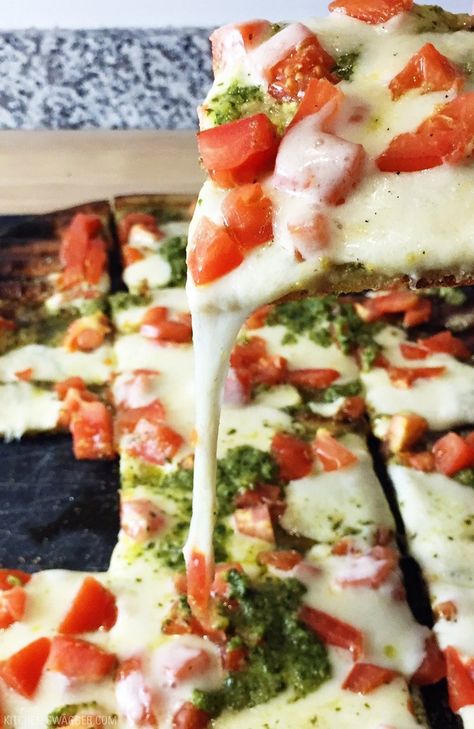 Flatbread Pizza Recipe, Margherita Pizza Recipe, Pizza Lasagna, Flatbread Pizza Recipes, Grilled Flatbread, Pesto Pizza, Slice Of Pizza, Healthy Grilling Recipes, Pizza Margherita