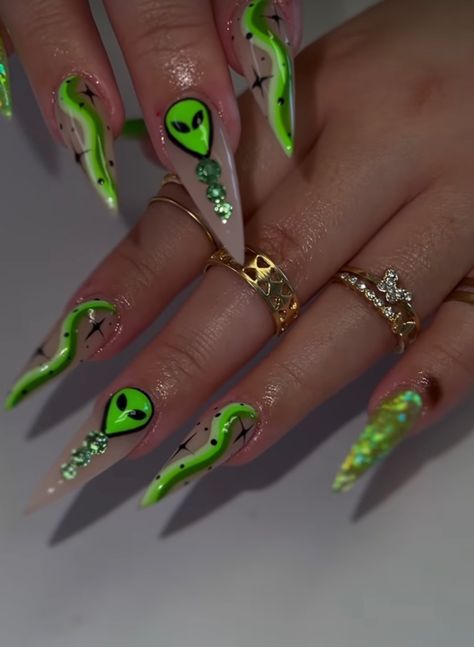 Glow In The Dark Alien Nails, Claw Nails Designs Stilettos, Rave Acrylic Nails, Cute Alien Nails, Alien Inspired Nails, Subtronics Nails, Alien Nails Acrylic, Excision Nails, Alien Acrylic Nails