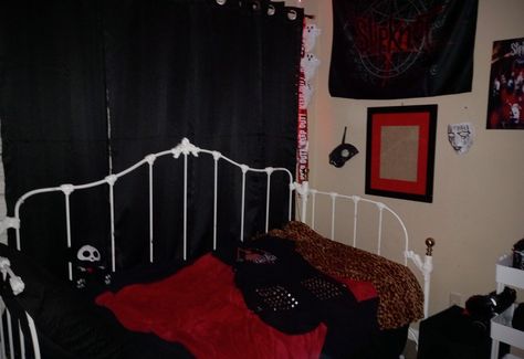 I love slipknot !! Mall Goth Bedroom, Mall Goth Room, Mallgoth Aesthetic, Goth Room, Goth Bedroom, Gothic Room, Princess House, Mall Goth, Slipknot