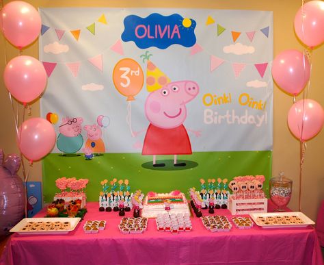 Peppa Pig Dessert Table, Peppa Pig Candy Table, Peppa Pig Party Table Decor, Peppa Pig Pool Party, Peppa Pig Backdrop Birthday Parties, Peppa Pig Simple Decoration, Peppa Pig Birthday Cake, Pig Birthday Cakes, Treat Table