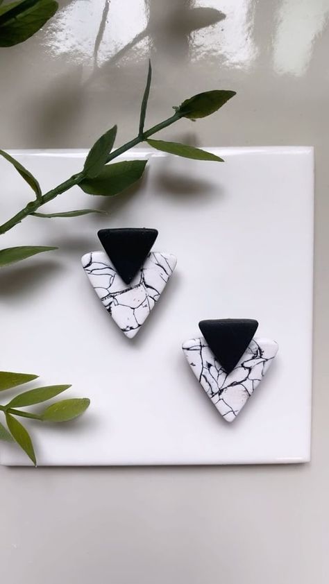 Cass | Polymer Clay Jewelry & Supplies on Instagram: “For all of you that have been asking for more marble…these are for you 👀 It’s honestly taken me a longgggg time to perfect my marble…” Marble Polymer Clay Earrings Tutorial, Marble Earrings Clay, Clay Earring Diy, Marble Clay Earrings, Craft Clay, Marbled Clay, Polymer Clay Flower Jewelry, Diy Earrings Polymer Clay, Polymer Clay Jewelry Tutorials