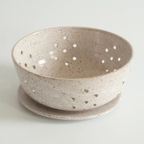 For a Scandinavian-Minimalist design style, focus on simple colors & contemporary Mid-Century details for your wedding gift registry. Wheel Crafts, Ceramic Berry Bowl, Minimalist Design Style, Fruit And Veggies, Pottery Pots, Scandinavian Minimalist, Diy Ceramic, Hand Built Pottery, Small Plate