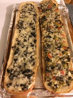 Cheese and Olive Bread Black Olive Bread Recipe, Cheese Olives Appetizer, Green Olive Bread, Black Olives Recipes, Olive Loaf, Olive Appetizer, Olive Bread, No Cook Appetizers, Bread Dip