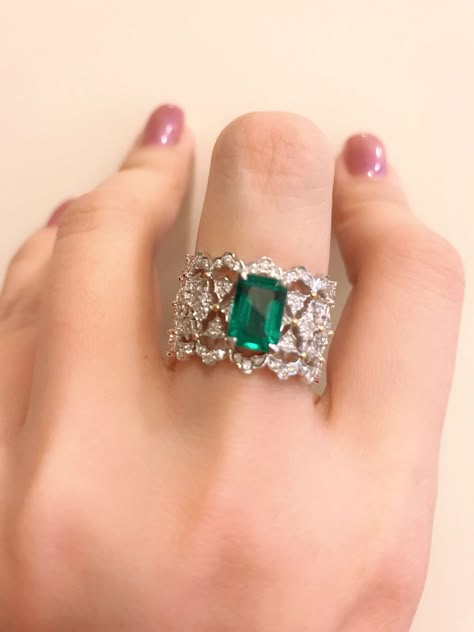 Kay Jewelry, Rings Unique, Emerald Diamond Ring, Emerald Jewelry, Stunning Jewellery, Kids Jewelry, Gold Jewelry Fashion, Fashion Jewellery, Ring Verlobung