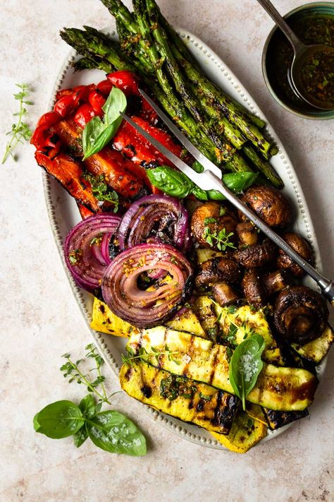 Grilled Vegetable Marinade, Marinated Grilled Vegetables, Balsamic Marinade, Marinated Vegetables, Oven Vegetables, Vegetable Platter, Pan Meals, Grilled Veggies, Raw Vegetables