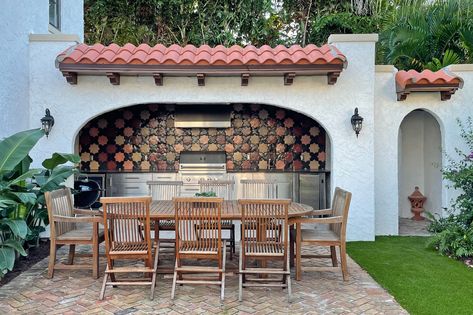 Focus on Functional Flow Spanish Style Outdoor, Kitchen Island Seating Ideas, Island Seating Ideas, Spanish Outdoor Kitchen, Kitchen Island Seating, Small Patio Spaces, Island Seating, Hacienda Style Homes, Outdoor Kitchen Decor