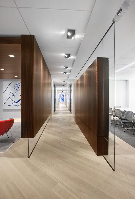 Law Office Conference Room Design, Modern Law Office Decor, Corridor Design Ideas, House Corridor, Family Management, Corridor Decoration, Glass Wall Office, Functional Office, Meeting Room Design