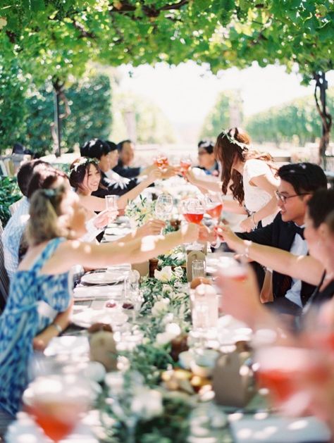 outdoor summer wedding celebration Erich Mcvey, Banquet Seating, New Zealand Wedding, Party Tips, Summer Wedding Outdoor, Outdoor Dinner, Grande Table, Table Designs, Table Scape