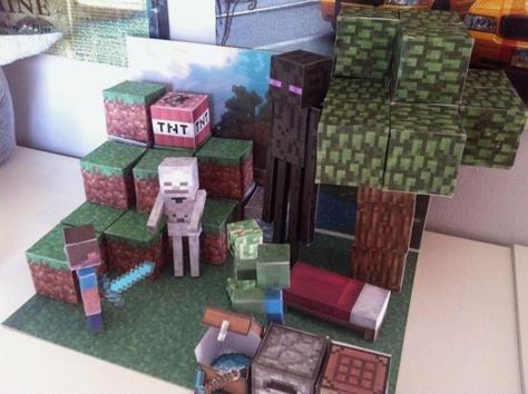 Make Your Own Minecraft Diorama - by Minecraft Papercrafts -- If you like Minecraft, you will love this site. Download some templates and build your own Minecraft Diorama and share with all other designers. Nice site! Minecraft Diorama, Noah Crafts, Minecraft Papercraft, Minecraft Party Decorations, Mojang Minecraft, Princess Paper Dolls, Hebrew School, Minecraft Steve, Diy Minecraft